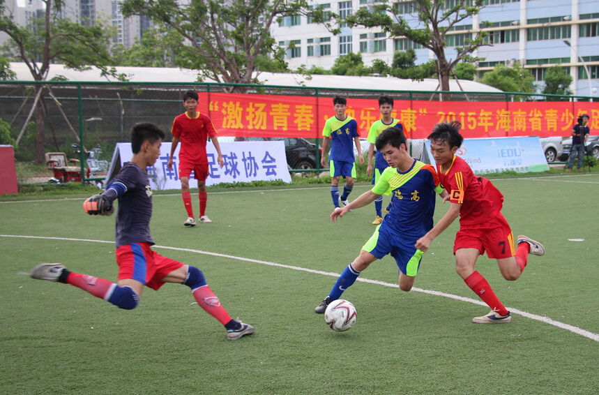 海南省青足賽總決賽少年男子組率先決出八強(qiáng)