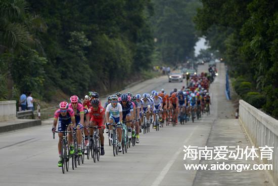 【自行車(chē)】海南國(guó)際旅游島自行車(chē)聯(lián)賽瓊中站19日鳴槍