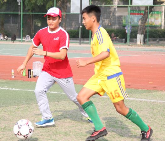 三亞天涯區(qū)鳳凰中學(xué)舉行首屆五人制校園足球賽