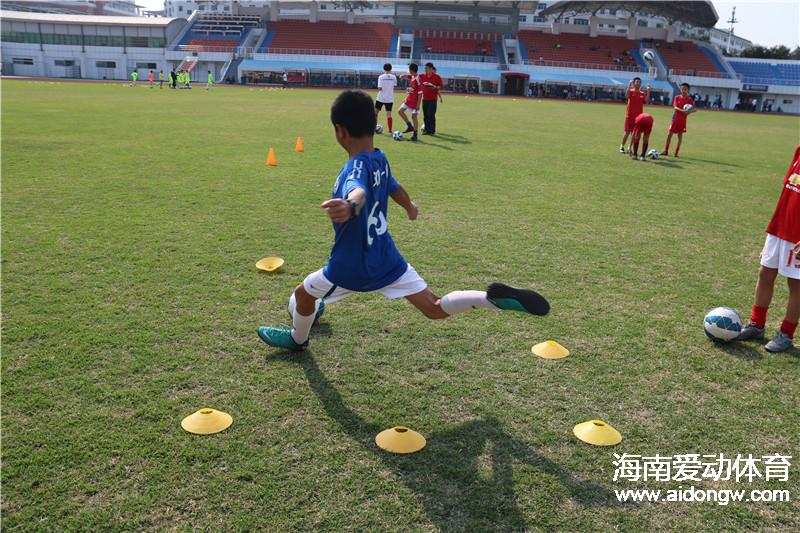 海南省足協(xié)U12選拔舉行  家長:足球拉近和孩子的心理距離 瓊中女足過招省U13隊(duì)麥超觀戰(zhàn)點(diǎn)評