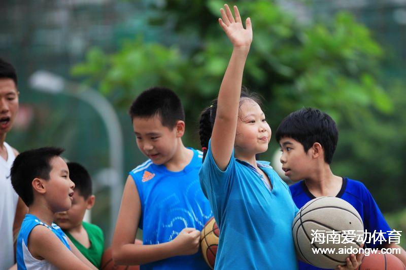 11歲女孩的籃球夢(mèng)  用一年時(shí)間熟練運(yùn)球超愛庫(kù)里 | 體育人的一天（1）