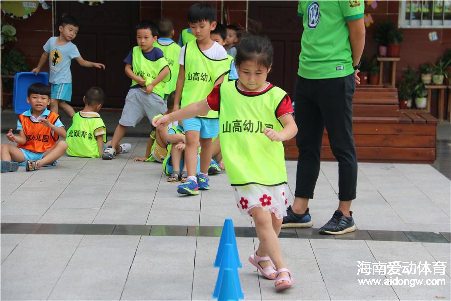 萌翻啦！海口山高幼兒園接受幼兒足球課程第一期結(jié)束  教練感言變化大