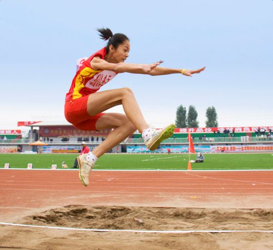 全國(guó)傳統(tǒng)項(xiàng)目學(xué)校田徑聯(lián)賽在川舉行 海南選手符詩(shī)璟奪得乙組女子跳遠(yuǎn)冠軍