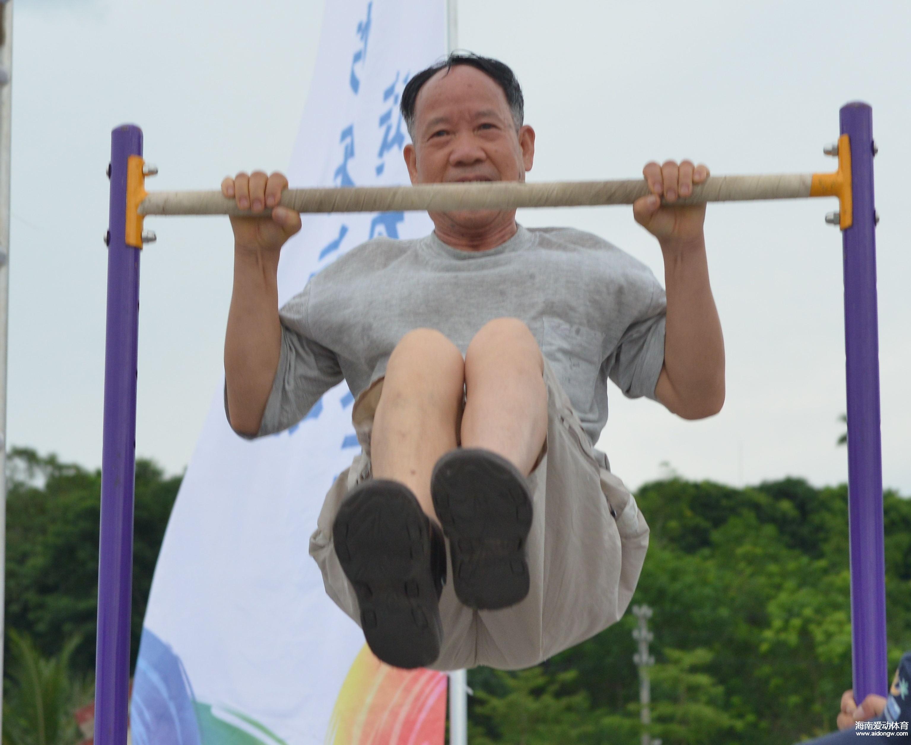 75歲老漢引體向上玩出新花樣 大擂臺白沙站五指山站活力來襲