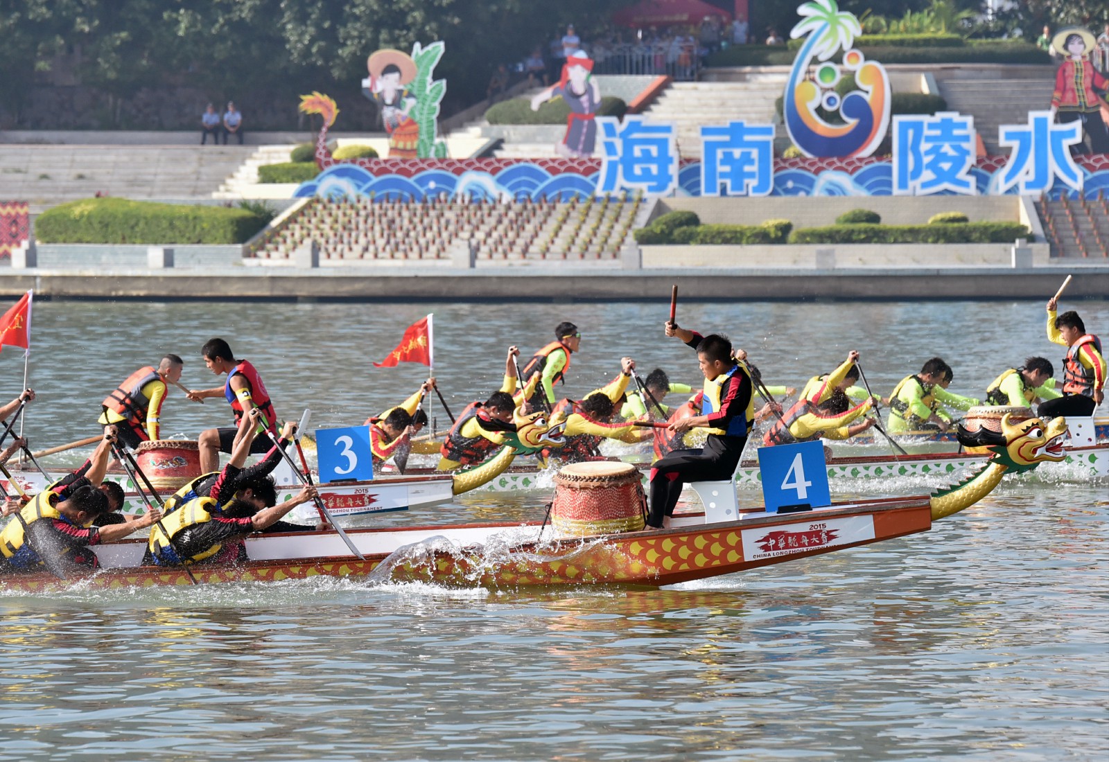 龍舟大賽9日在陵水舉行 現(xiàn)場(chǎng)鼓聲震耳人潮擁擠圍得水泄不通