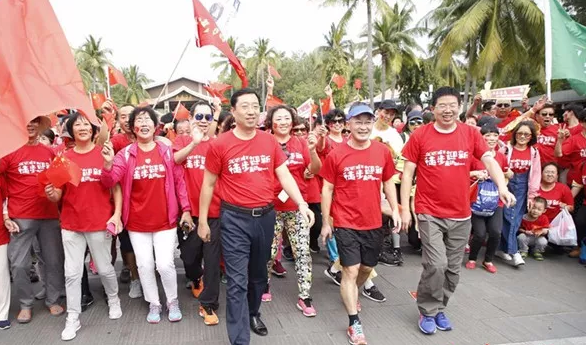 千人徒步健康走體驗(yàn)美麗三亞 攜手迎接新的一年