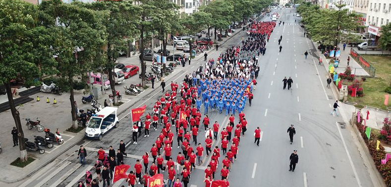 樂東千人徒步迎新年 航拍直擊震撼現(xiàn)場