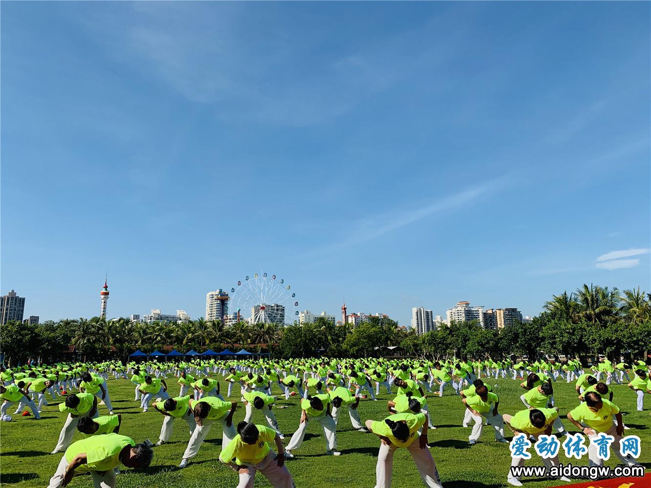 千人白沙門公園演練健身氣功!全國百城千村健身氣功交流展示?？谡九e行