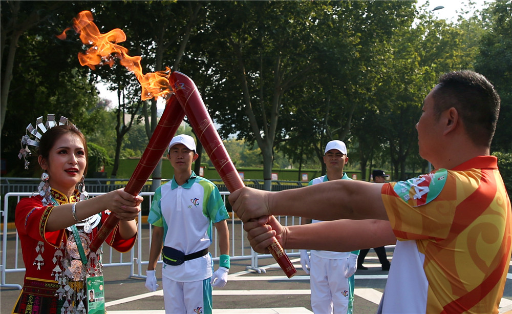 海南黎族代表參加第十一屆全國少數(shù)民族傳統(tǒng)體育運(yùn)動(dòng)會(huì)火炬?zhèn)鬟f