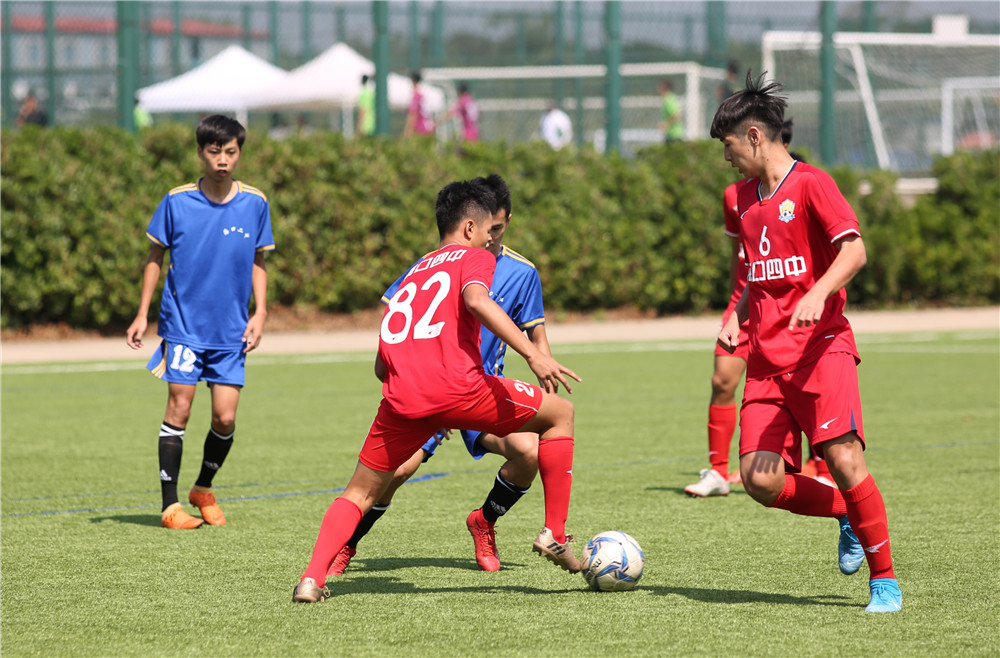 首屆瓊港澳臺青年足球友誼賽海口觀瀾湖開踢 300余名球員以球會友