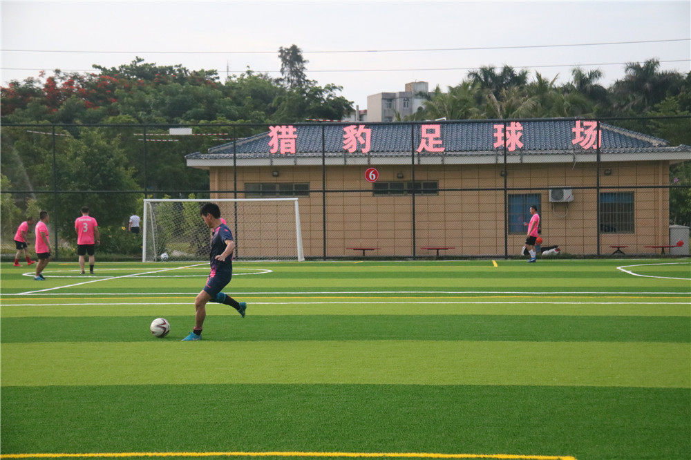 ?？陬^鋪村休閑公園獵豹足球場(chǎng)翻新改造開業(yè)！充會(huì)員享折扣、訂場(chǎng)送水…