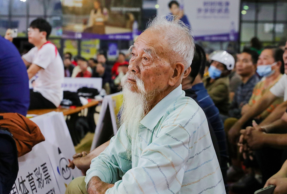 暖心！組委會(huì)給88歲臨高球迷送門票