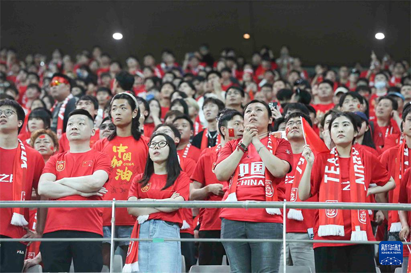 國足球迷連夜感謝新加坡，門將家餐廳爆單