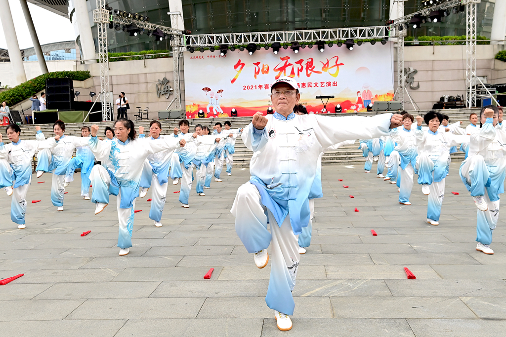 海南省老年體協(xié)太極拳劍展演慶重陽