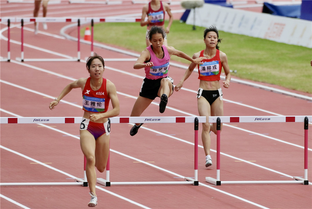 海南姑娘符夢謠學青會奪銀，400米欄首破60秒大關